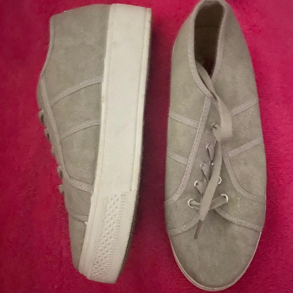 Super cute platform sneakers!